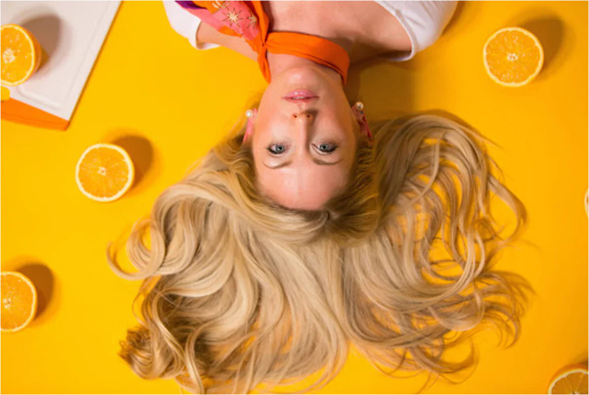 Vitamine C et pousse des cheveux : Bienfaits & Guide d’utilisation